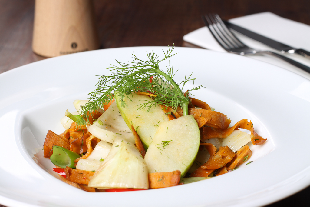 Apfel-Fenchel-Salat mit Salami – Veganes Rezept – Wheaty