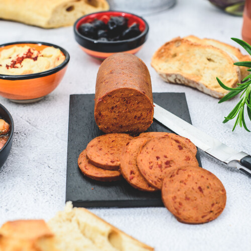 Wheaty Gran Chorizo Aufschnittwurst, zubereitet auf einem Tisch